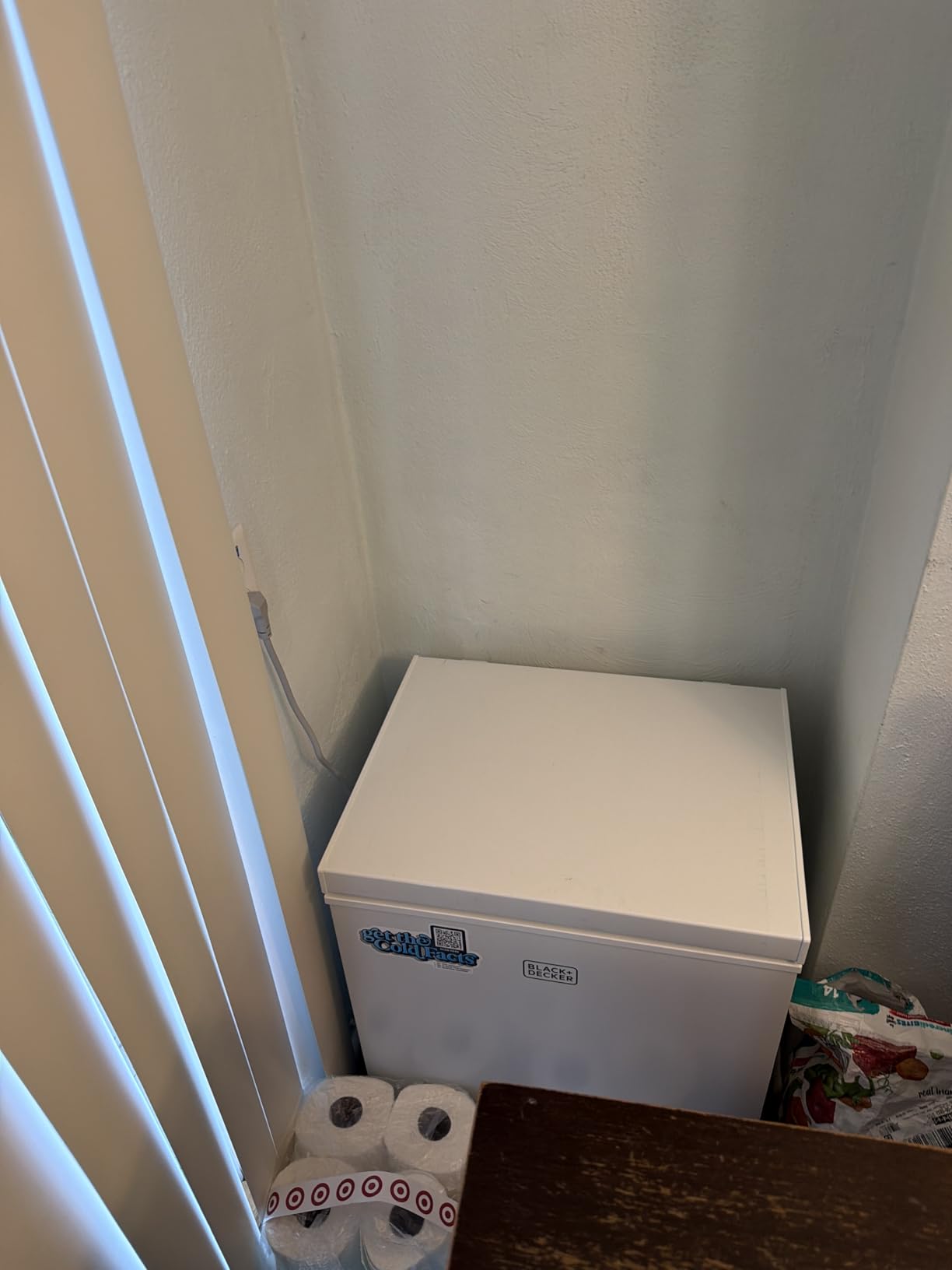 BLACK+DECKER 2.7 Cu. Ft. Compact Chest Freezer, BCFK276, White | Deep Freezer Holds Up To 94.5 Lbs. of Frozen Food, Removable Storage Basket, Mechanical Temperature Control, Manual Defrost customer photo 2