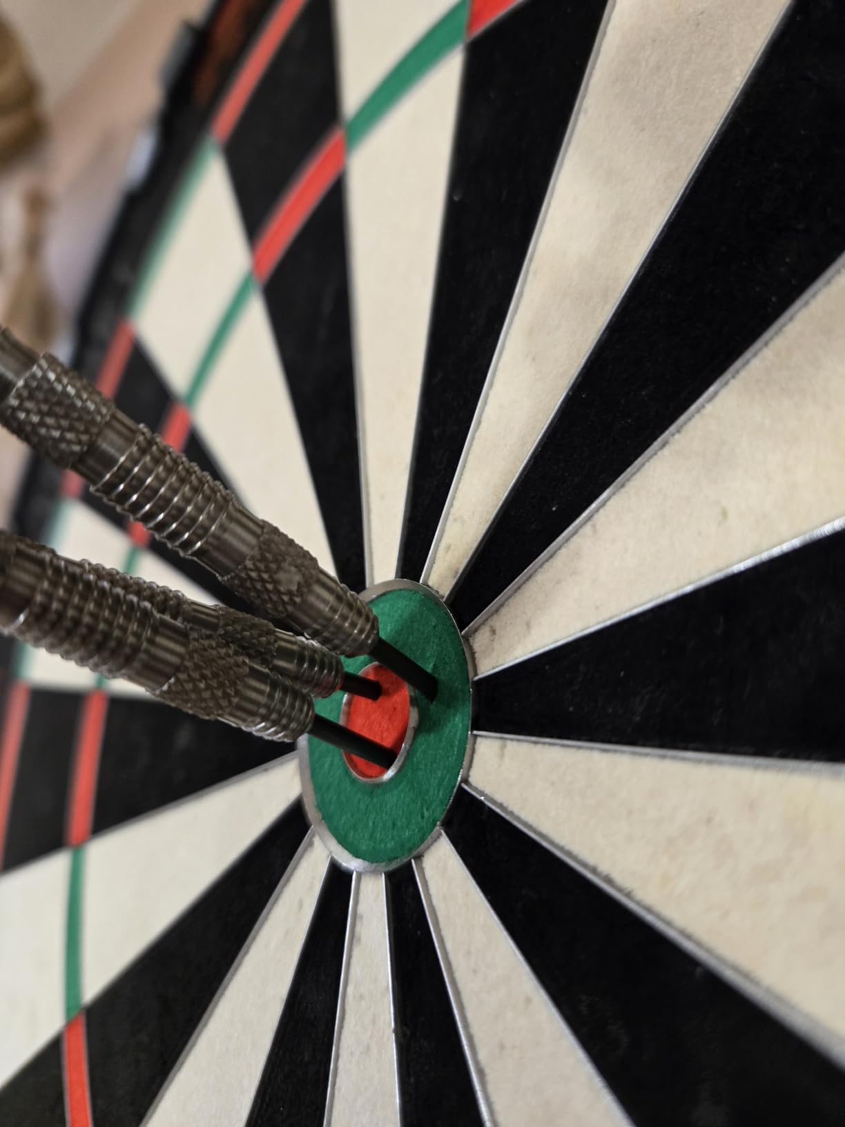 Target Darts TOR Dartboard, Steel Tip Dart Board | Competition Standard Steel Tip Dartboards with Fixing Kit, Modern Rotational Number Ring, Premium Madagascan Sisal, Stainless Steel Thin Wire System customer photo 1