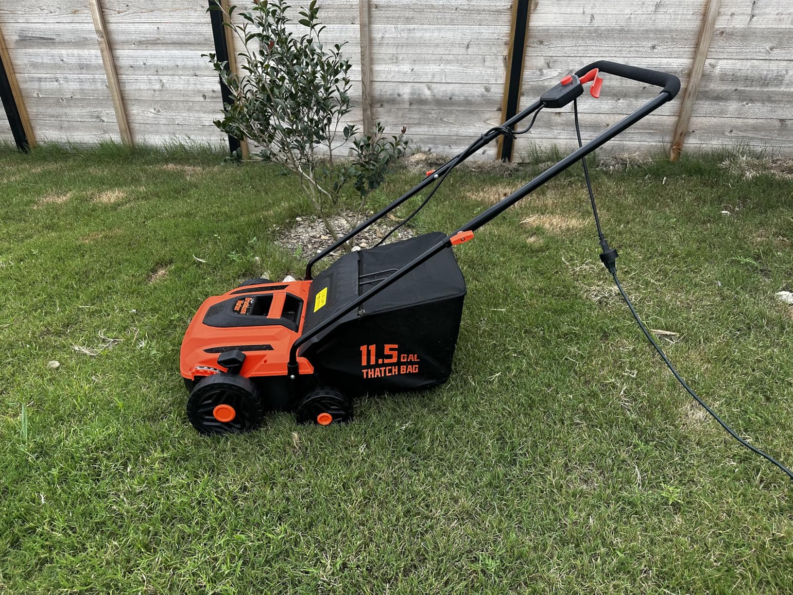 TIECTOWN 14-Inch 13.5 Amp 2-in-1 Electric Dethatcher and Scarifier with 11.5-Gallon Collection Bag, Lawn Dethatcher with 5-Position Depth Adjustment, Blade Replacement Without Tool - Green customer photo 1