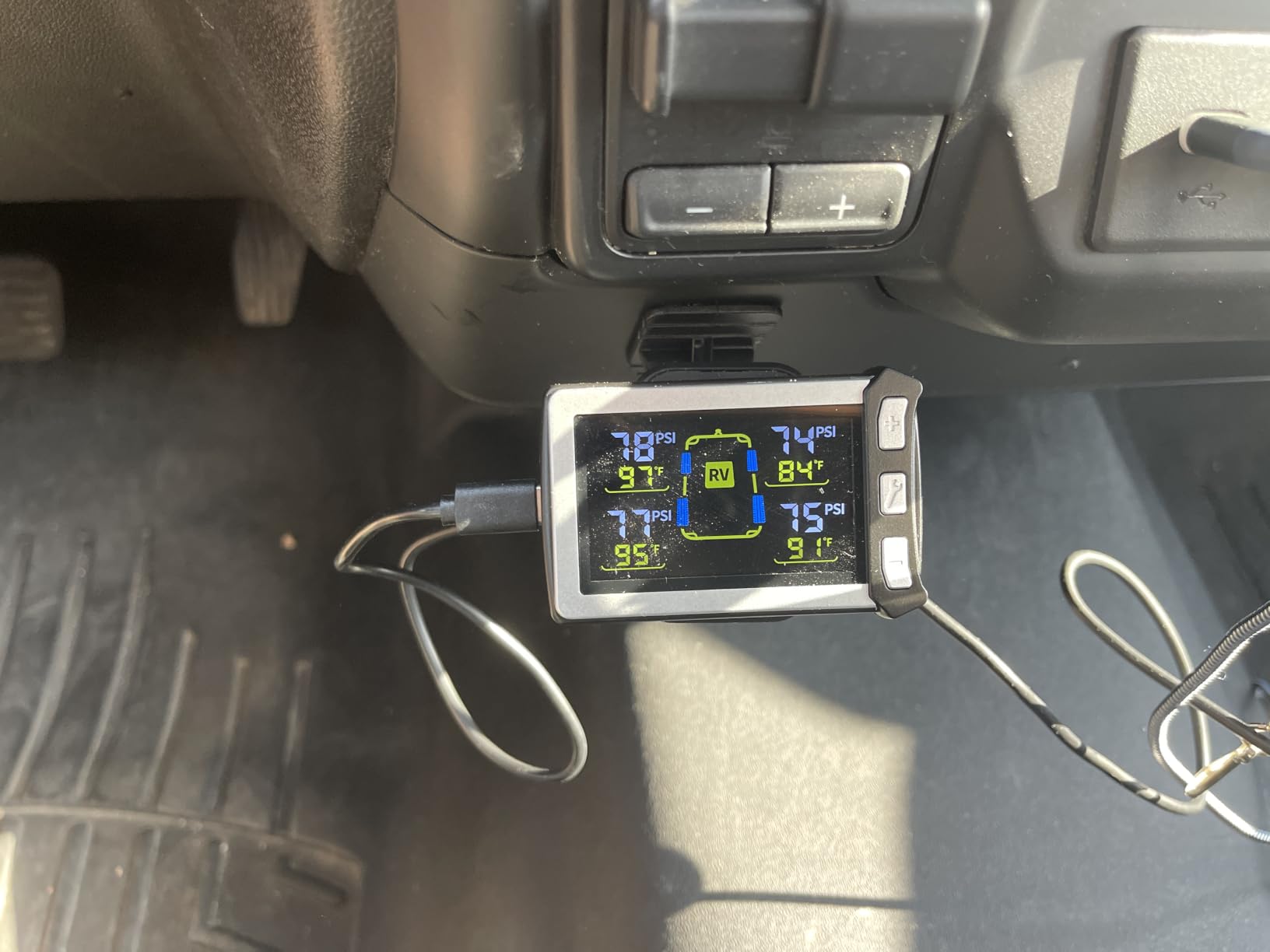 Masoll RV Tire Pressure Monitoring System, TPMS Sensors Set of 4 | Color LCD Display, Ideal for Travel Trailer/5th Wheel/Camper, 0-145psi, 120ft Transmission Distance, Signal Booster Included customer photo 2