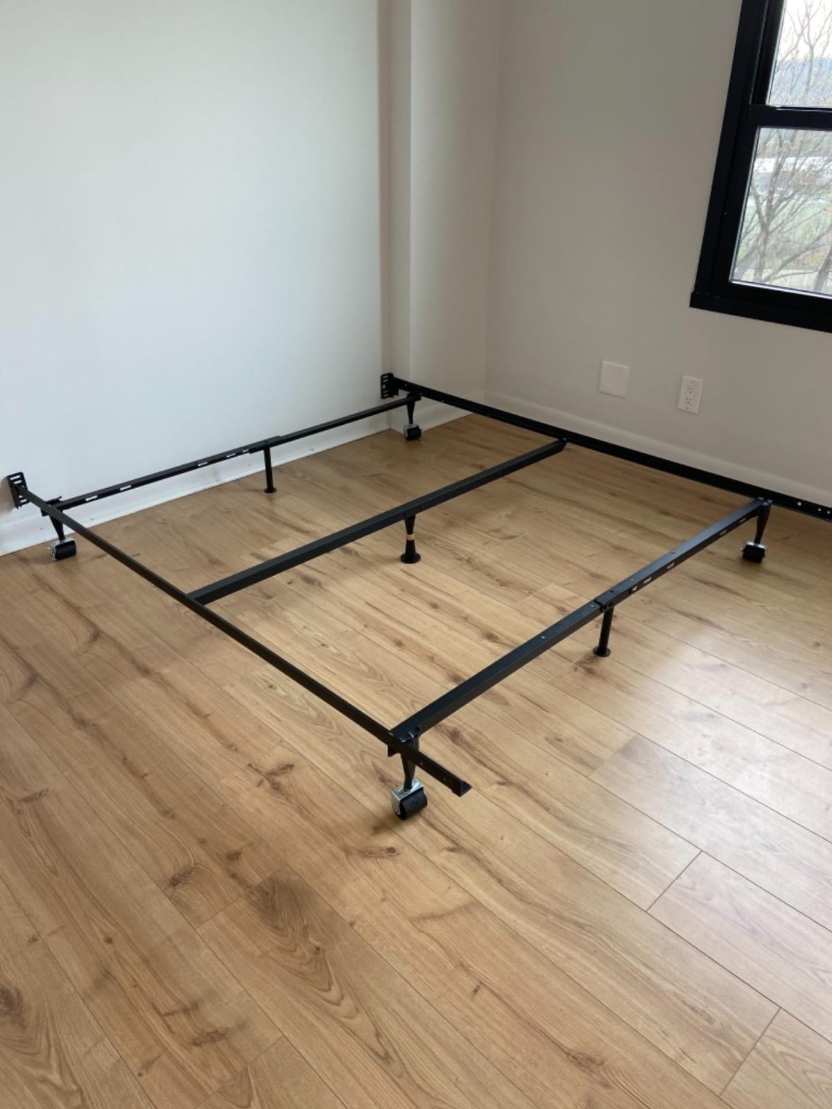 Kings Brand Furniture Queen Metal Bed Frame – Heavy Duty Support for Box Spring & Mattress Foundation with Center Rail, Locking Wheels, Noise-Free & Easy Assembly customer photo 2