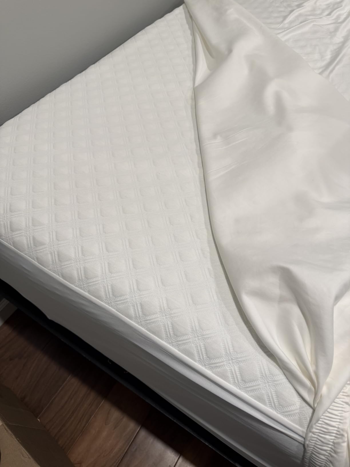 SafeRest Waterproof King Size Mattress Protector customer photo 2
