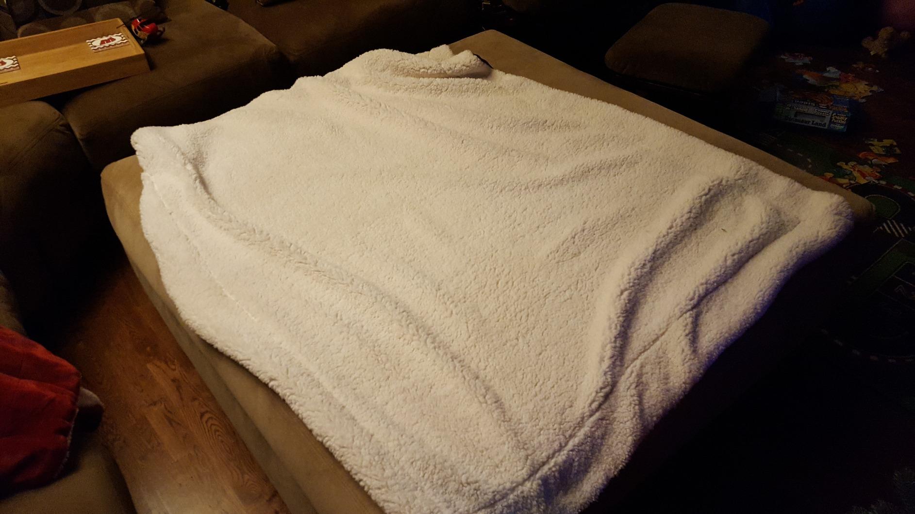 Bedsure GentleSoft Sherpa Fleece Throw Blanket for Couch, Non-Heated, Thick and Warm Throw for Women and Men, Soft Fuzzy Plush Weight Blanket for Winter, Navy, 50x60 Inches customer photo 2