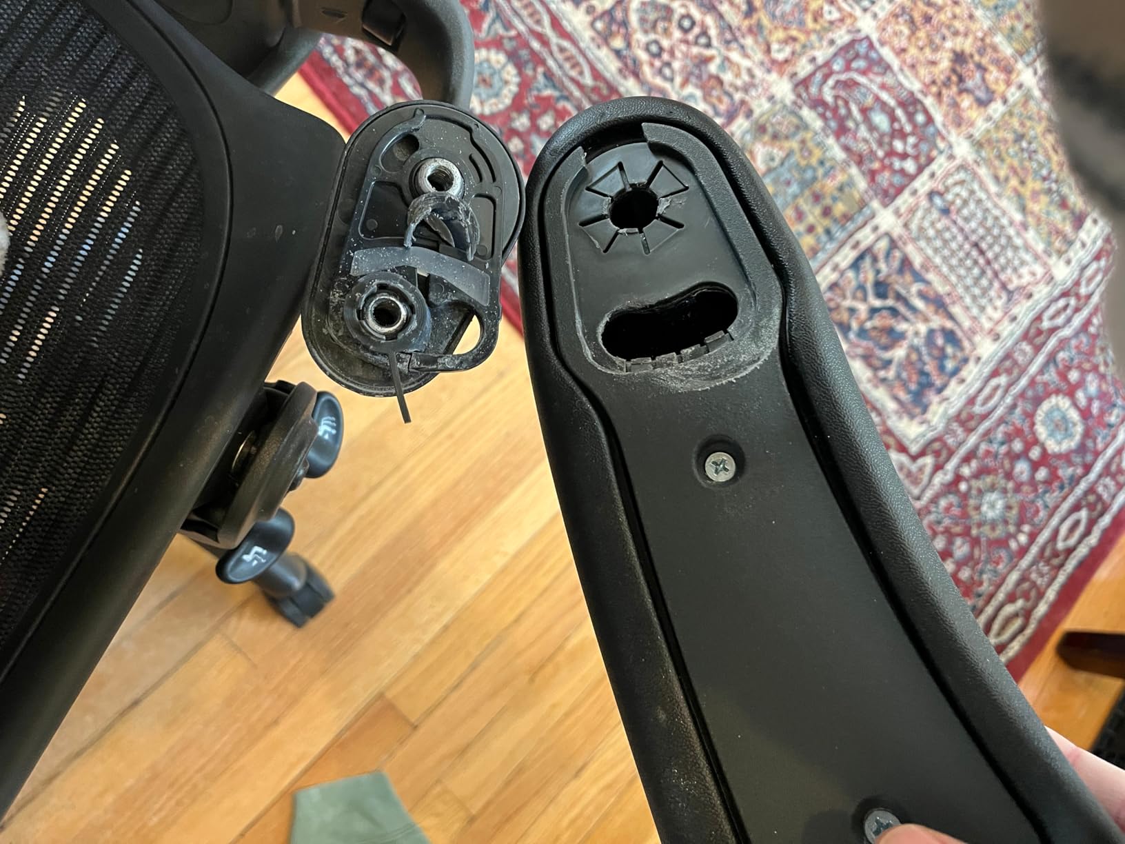 Herman Miller Classic Aeron Chair - Fully Adjustable, C size, Adjustable Lumbar, Carpet Casters customer photo 1