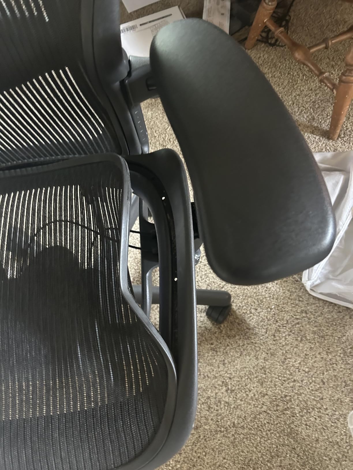 Herman Miller Classic Aeron Chair - Fully Adjustable, C size, Adjustable Lumbar, Carpet Casters customer photo 2