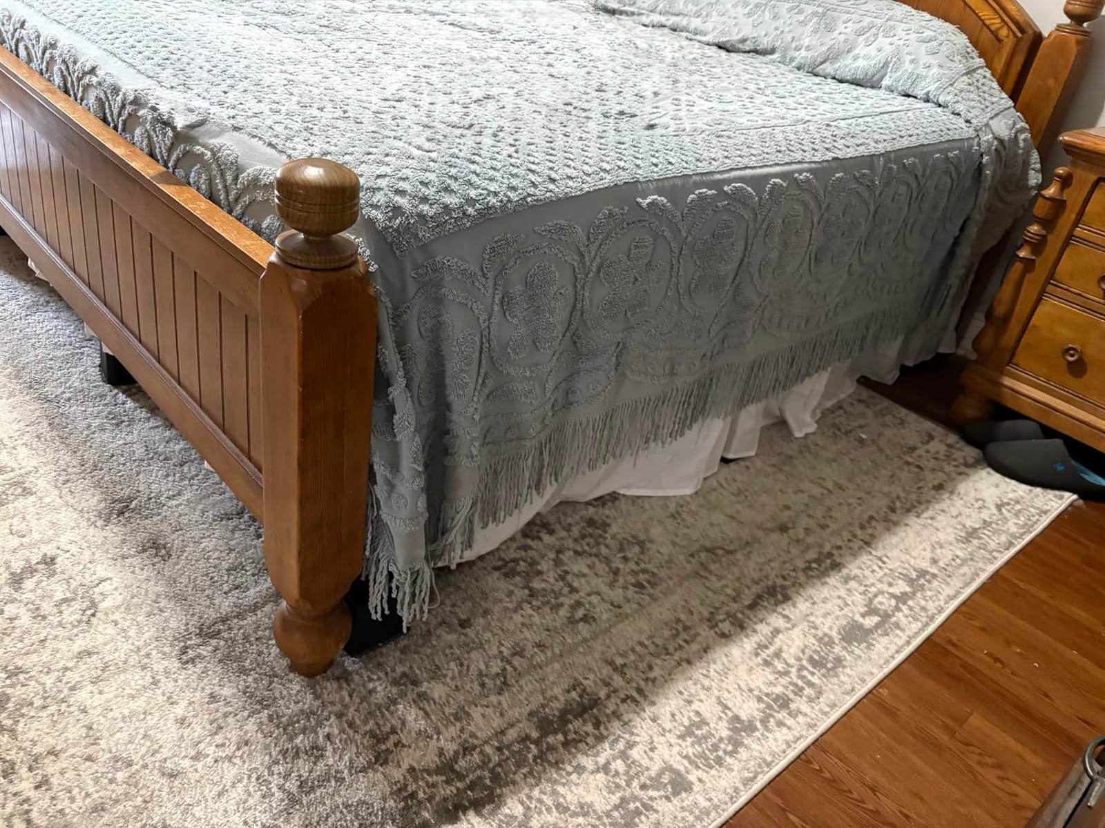 Amazon Basics Wrinkle Resistant Machine Washable Ruffled Bed Skirt, Fade Resistant 100% Microfiber with 16