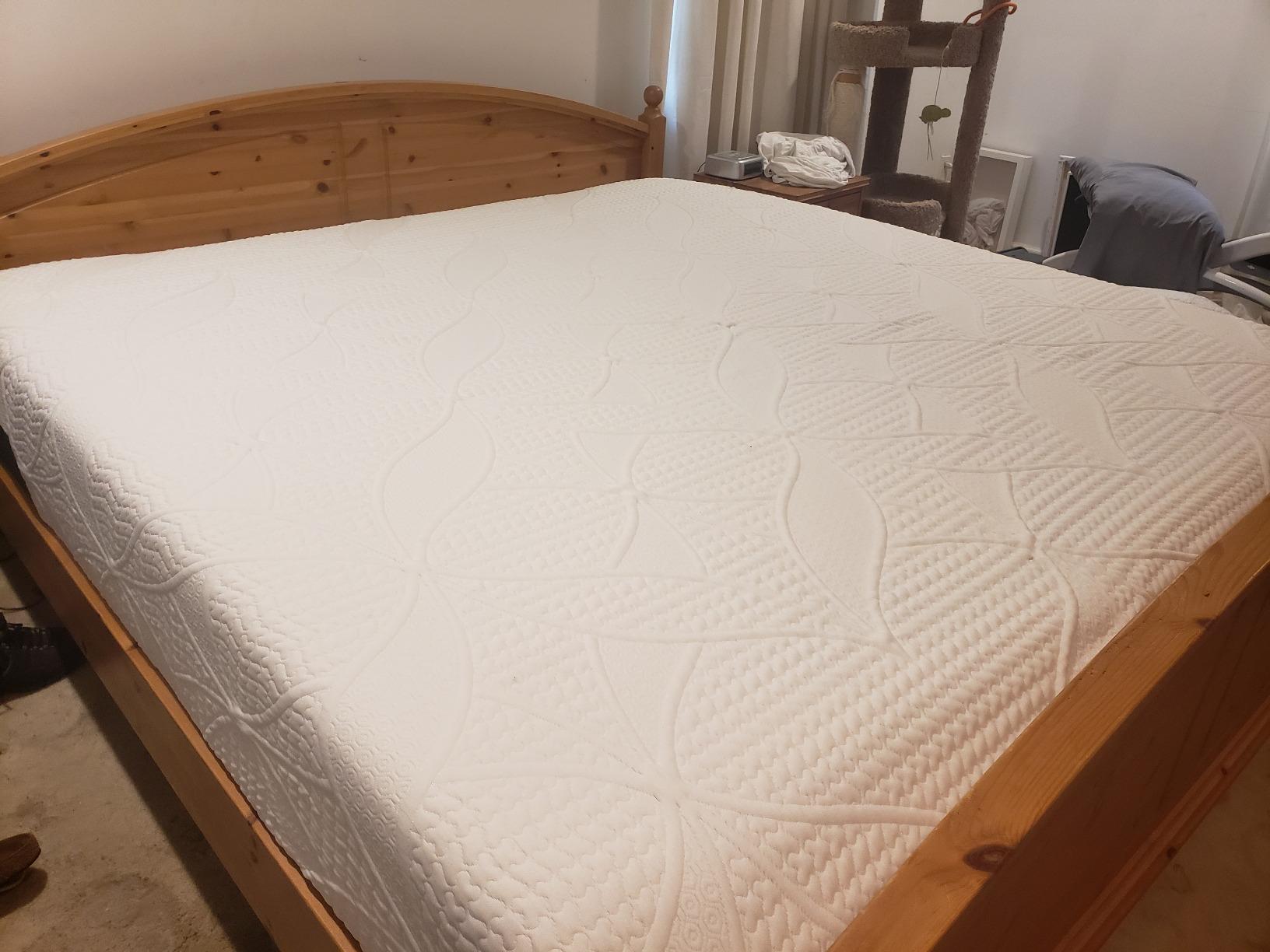 COOL GEL Chill Memory Foam 14-Inch Mattress with 2 Pillows, CertiPUR-US Certified, Mattress in a Box, King, White customer photo 1