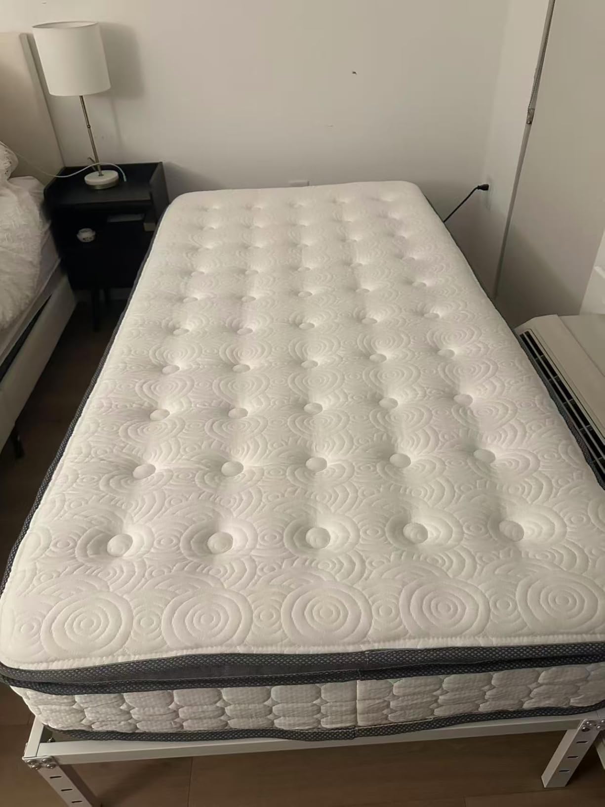 Vesgantti 10 Inch Queen Mattress, Hybrid Mattress in a Box, White customer photo 1