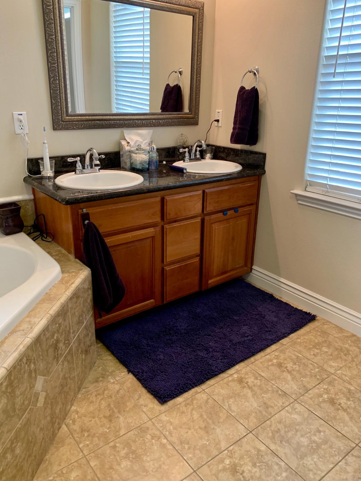 LuxUrux 3-Piece Bathroom Rug Set - Plush Chenille Bath Mats & U-Shaped Toilet Mat, Ultra-Soft, Absorbent & Non-Slip (20x20 U, 16x24 & 20x30 inches, Light Grey) customer photo 1
