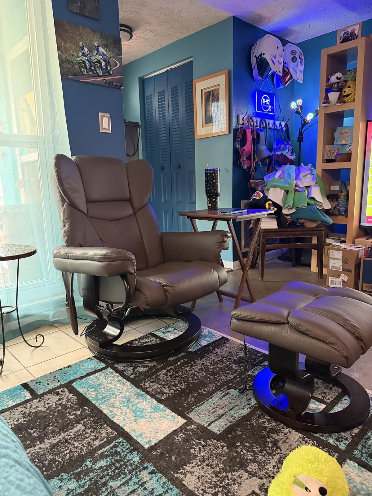 HOMCOM Massage Recliner Chair with Ottoman Footrest, 10 Vibration Points, 360° Swivel Reclining Chair, Faux Leather Living Room Chair with Side Pocket and Remote Control, Black customer photo 1