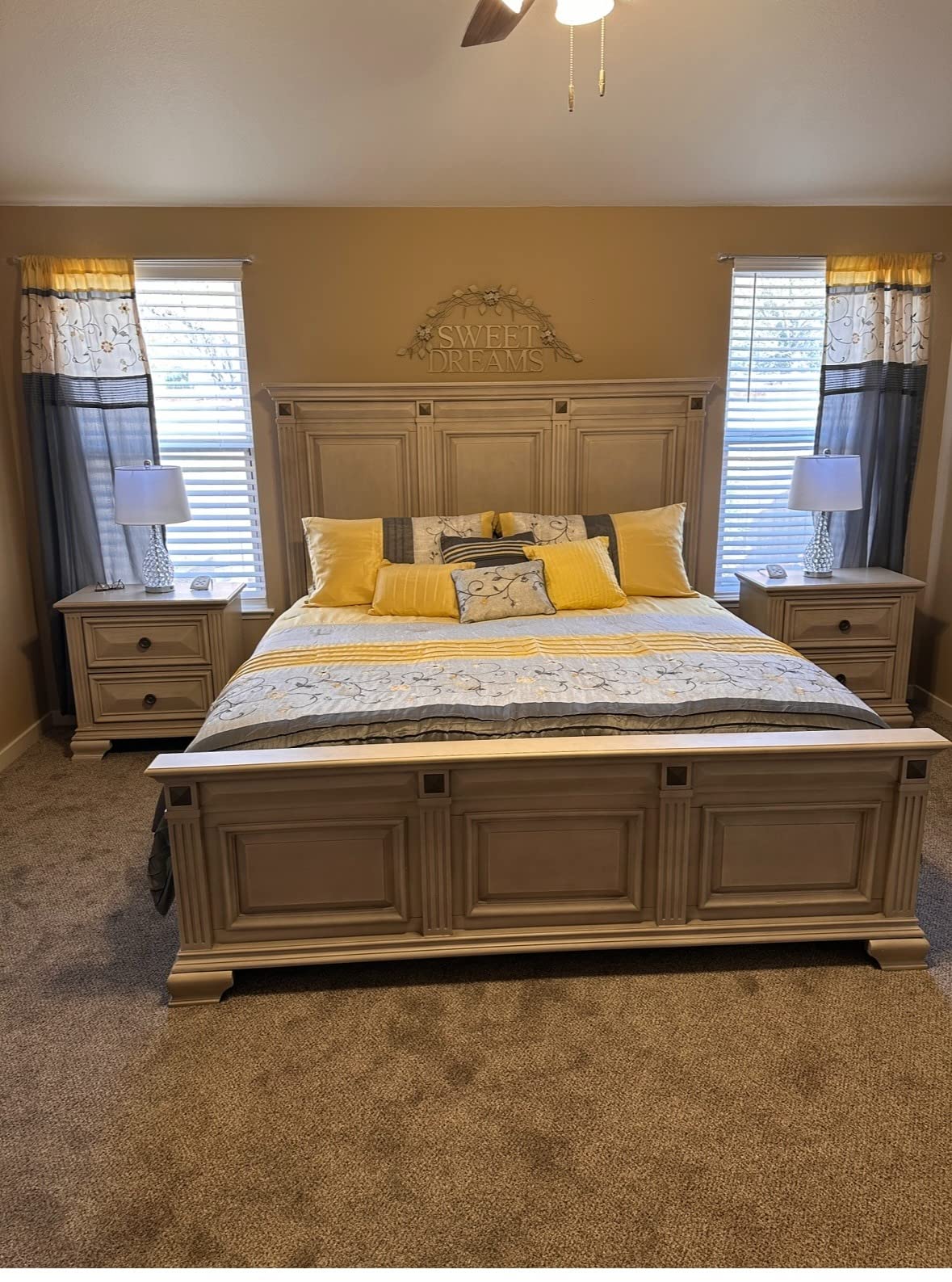 Roundhill Furniture Renova Distressed Parchment Wood Bedroom Set, King Panel Bed, Dresser, Mirror, Nightstand, Chest customer photo 1