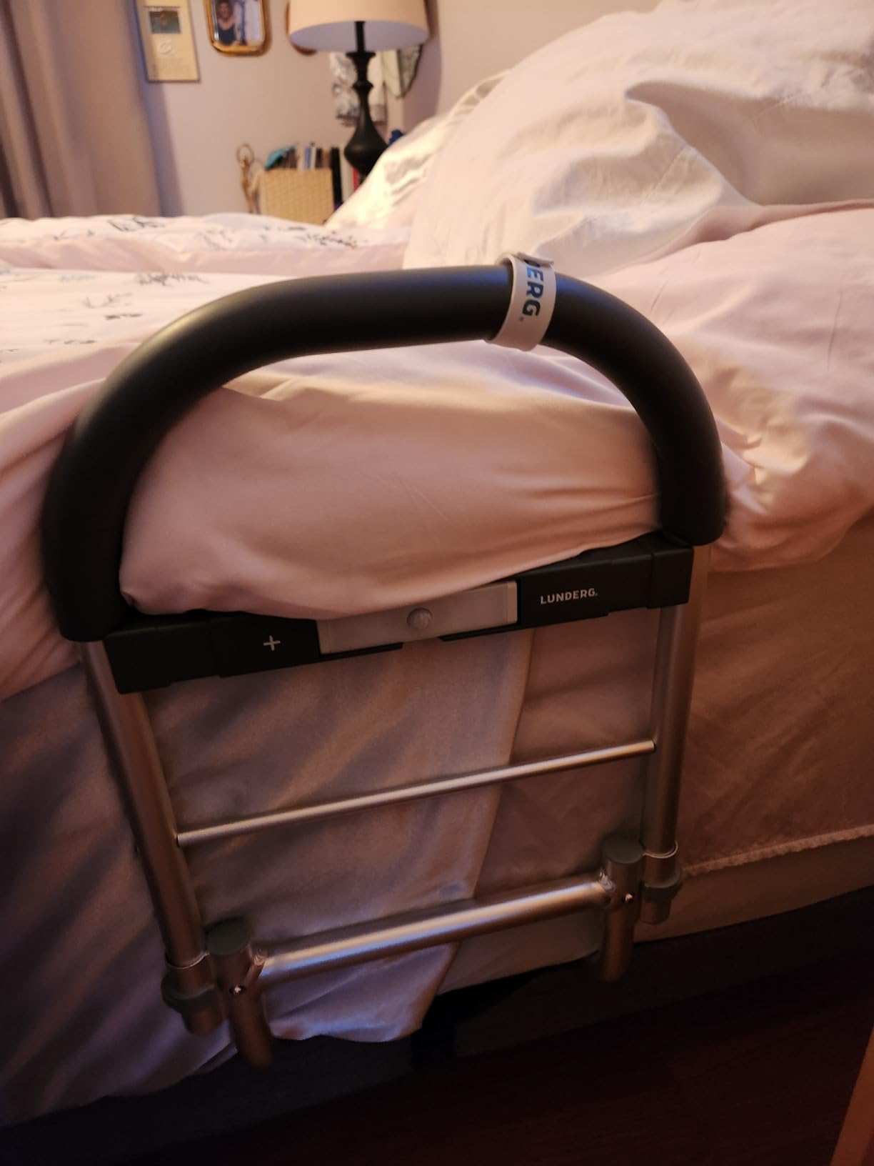Lunderg Bed Assist Rail for Seniors with Motion Light & Non-Slip Grab Bar customer photo 1
