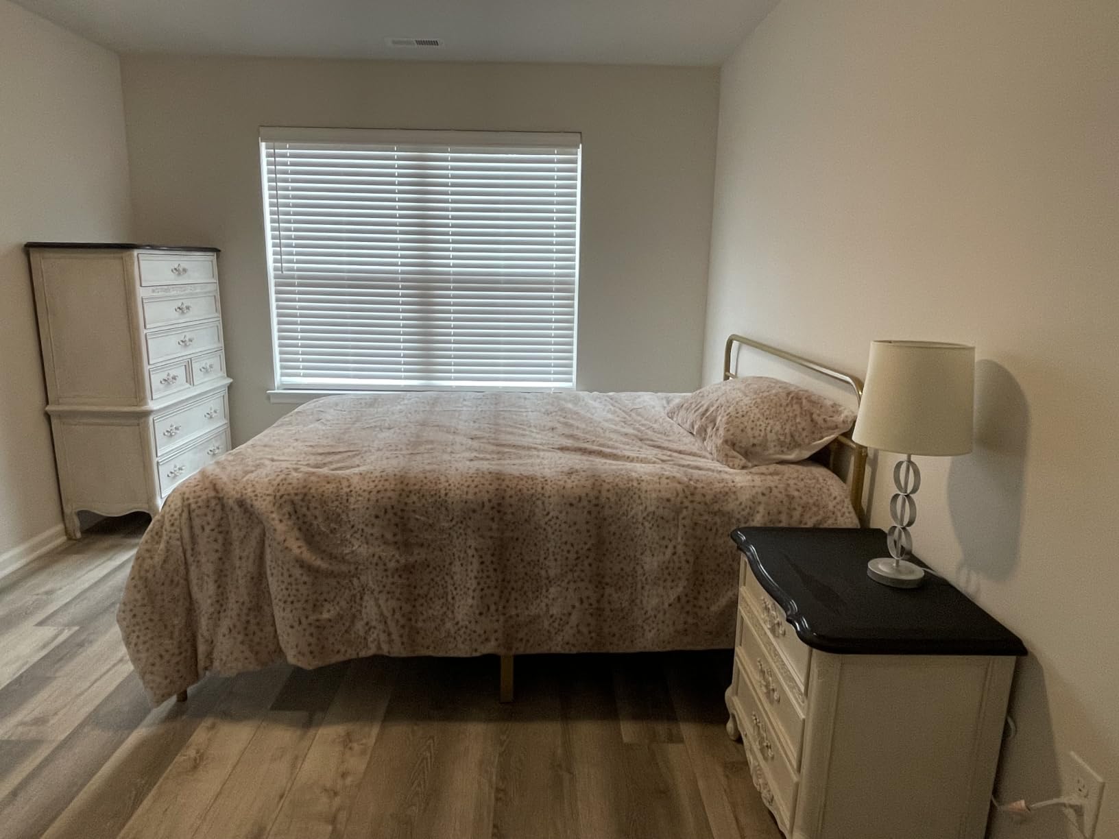 Yaheetech King Metal Platform Bed Frame, Victorian Headboard & Footboard customer photo 1
