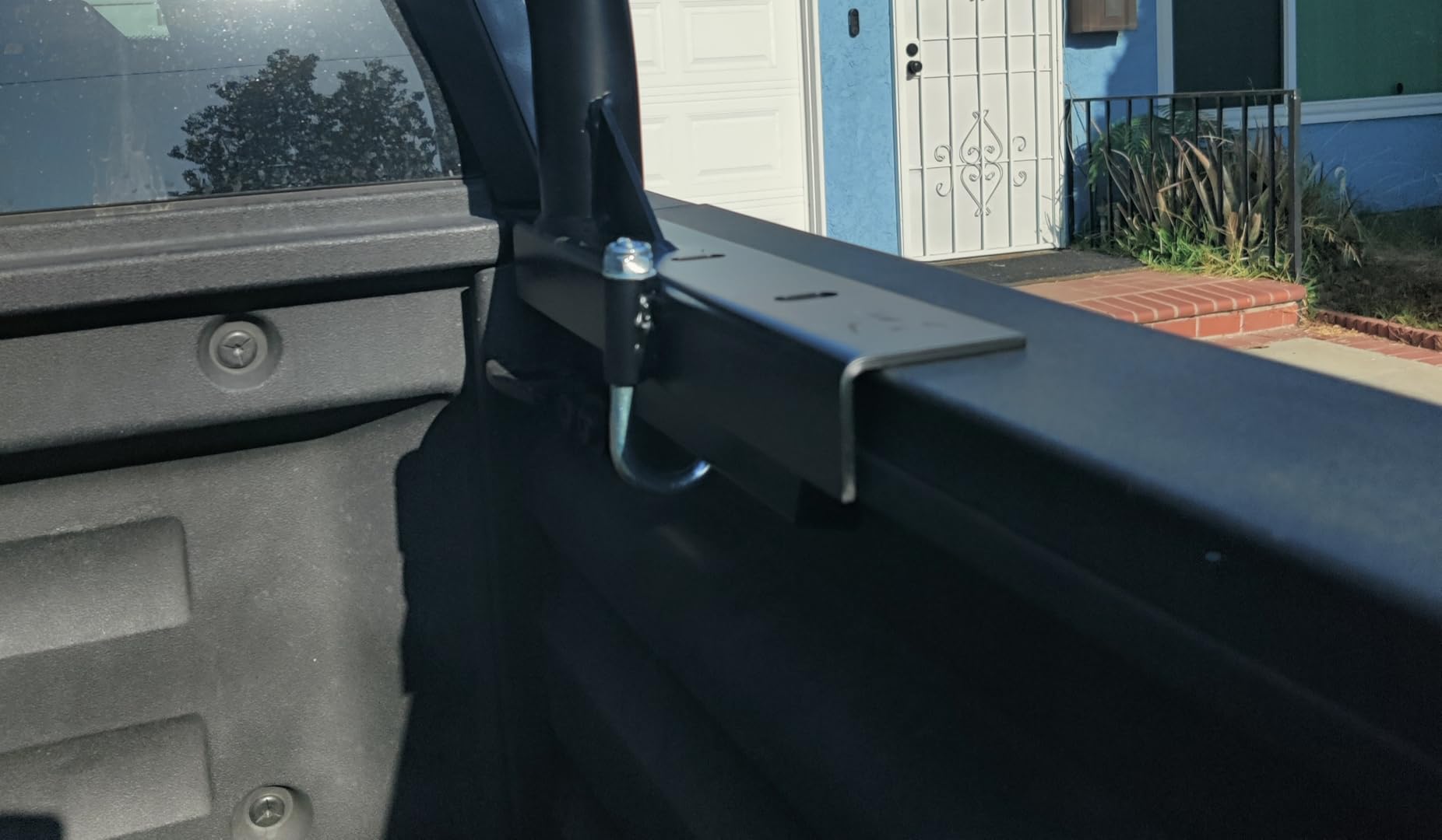 VEVOR Extendable Steel Truck Ladder Rack - 800 lbs Capacity, 46-71 inch, Non-Drilling for Kayak, Surfboard, Lumber, Ladder | 800 lbs Capacity, Steel, Non-Drilling J-bolts, Heavy Duty Truck Bed Rack, For Kayak, Surfboard, Lumber, Ladder customer photo 2