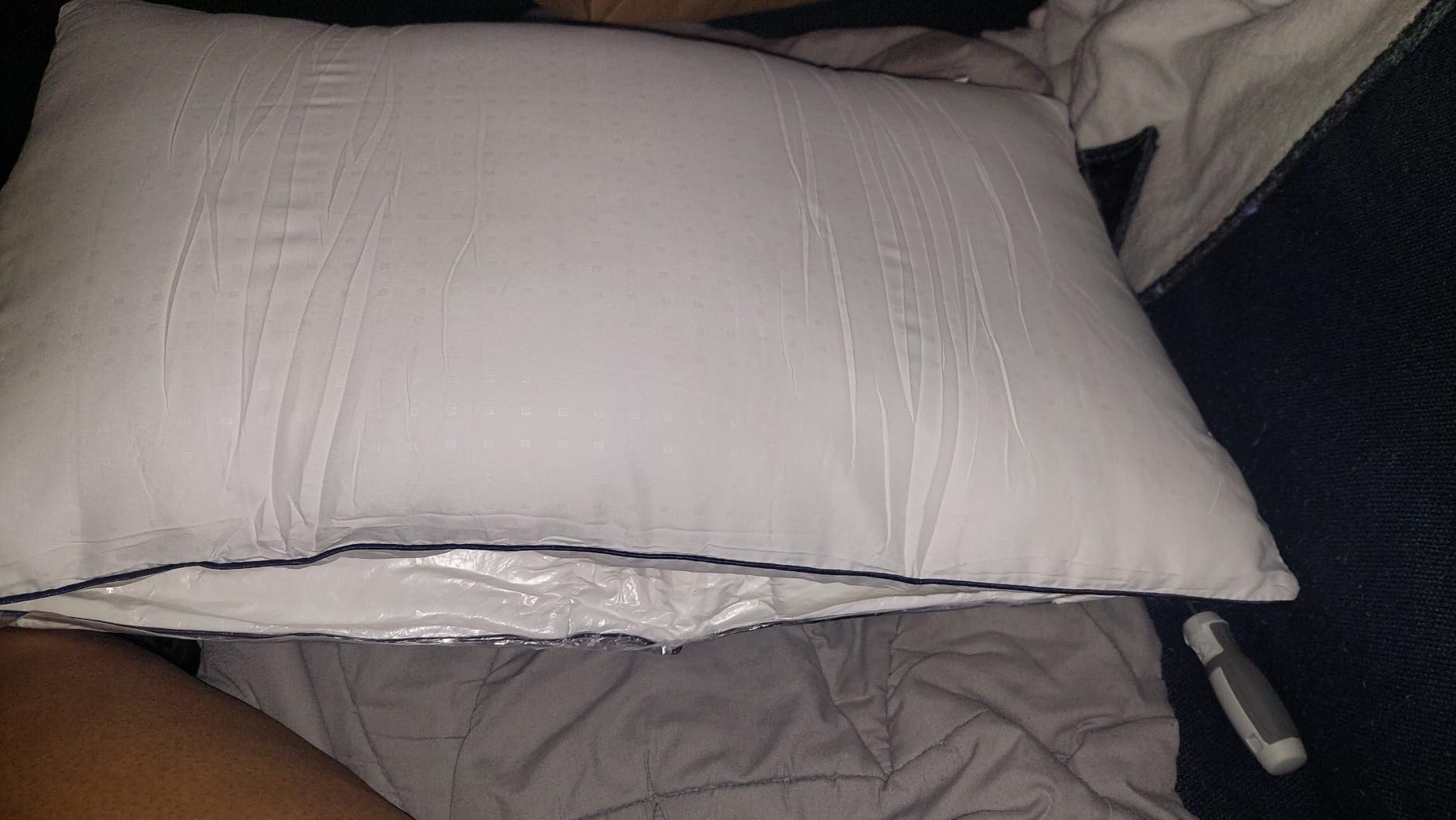 Vorouhals Hotel Collection Bed Pillows for Sleeping 2 Pack Standard Size Cooling Pillows Set of 2 for Back, Stomach or Side Sleepers, Super Soft Down Alternative Microfiber Filled Pillows customer photo 1