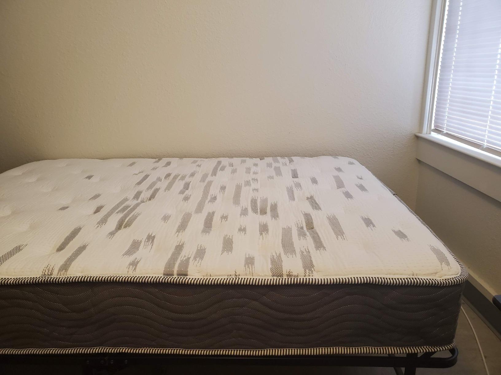 Zinus 10 Inch Support Plus Pocket Spring Hybrid Mattress / Strong Coils for Durable Support / Pocket Innersprings for Motion Isolation / Mattress-in-a-Box, King customer photo 1