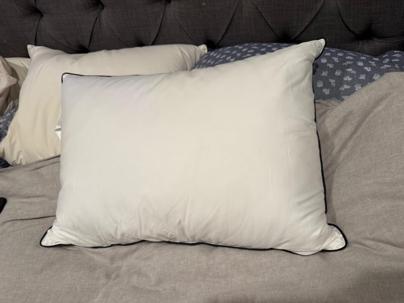 Flat Feather Down Pillows Pillows for Sleeping King Size Set of 1, Thin Hotel Pillow 1 Pack with Airyfil™ Fillings, Soft Bed Pillow for Stomach, Back Sleepers, Soft, 20×36 in. customer photo 1