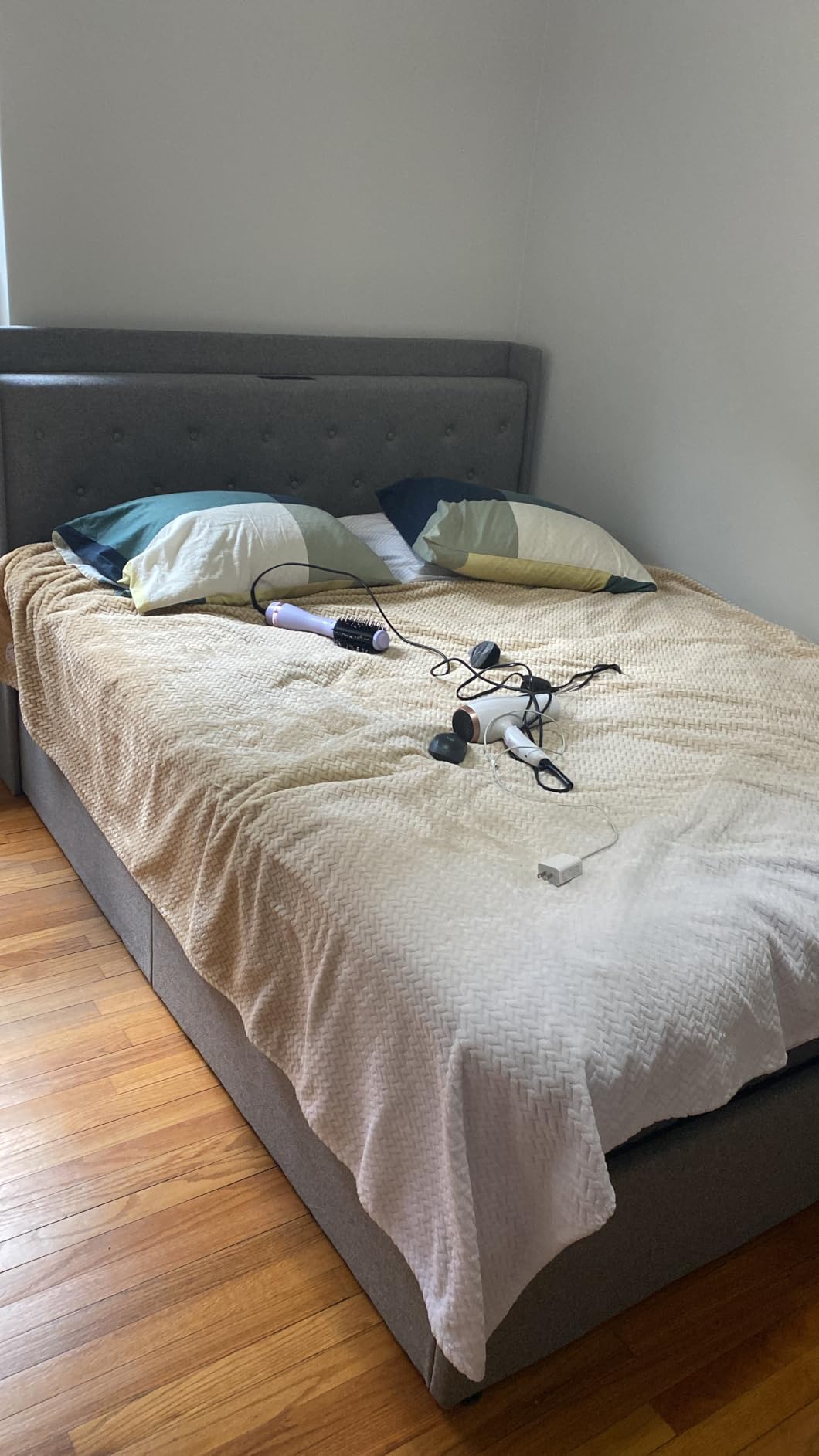 Einhomn Queen Size Lift Up Storage Bed Frame with Charging Station, Upholstered Bed Frame with Storage, No Box Spring Needed, Noise-Free, Hydraulic Storage, Easy Assembly, Beige customer photo 2