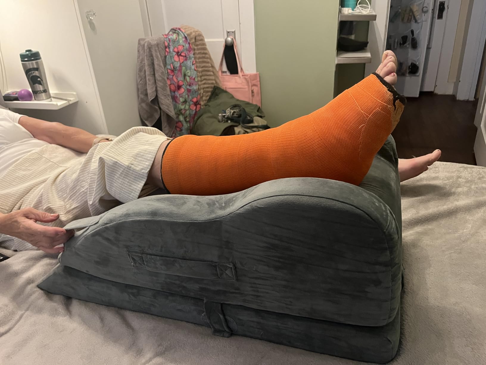 KingPavonini Leg Elevation Pillow for After Surgery, Single Leg, Grey customer photo 2