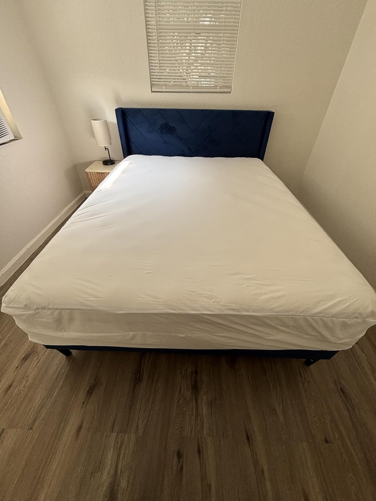 Amazon Basics Zippered Mattress Encasement - Waterproof, Queen customer photo 2