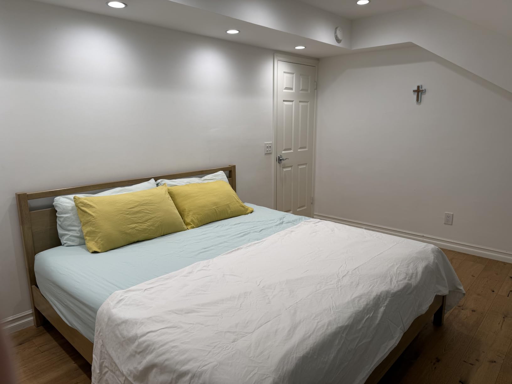 LIFEMENT Signature Wood Platform Bed Frame with Headboard, Essential, Noise Free, Under Bed Storage, No Box Spring Needed, Easy Assembly (Natural, Queen (U.S. Standard)) customer photo 2