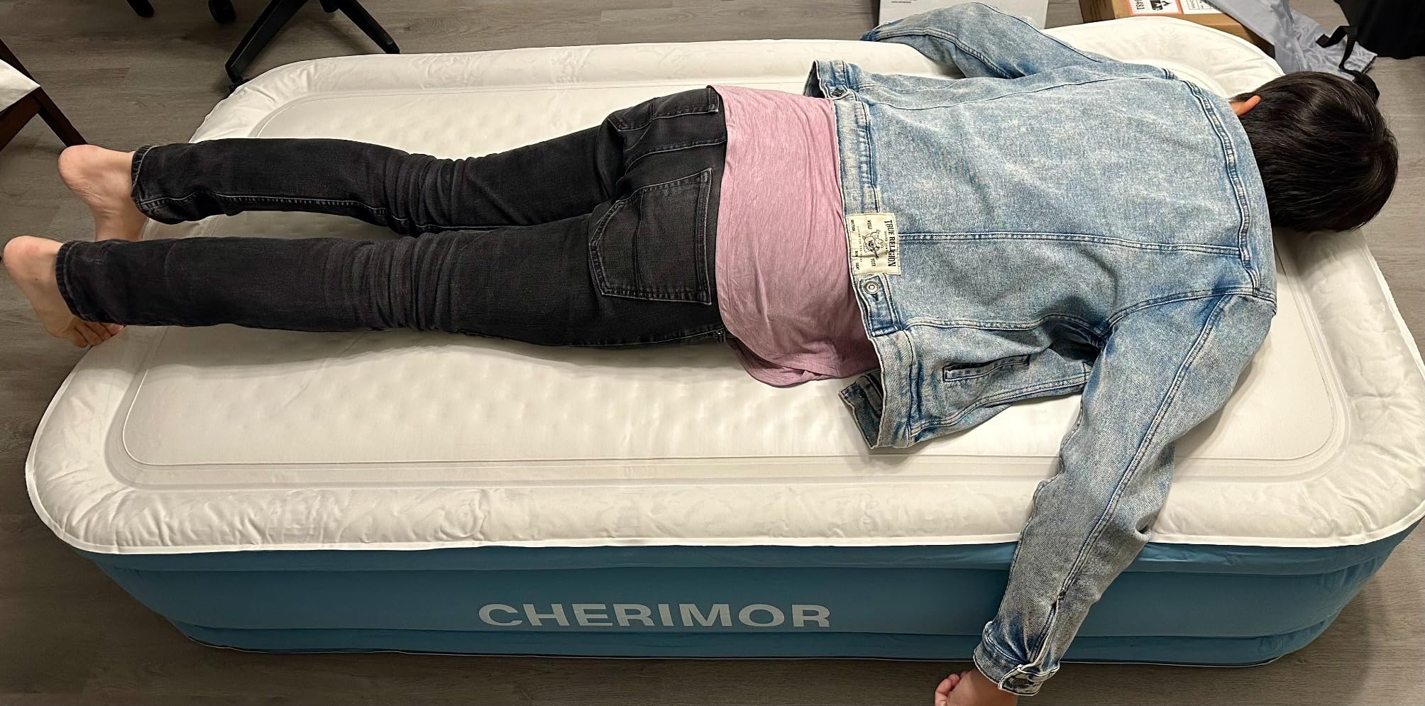 CHERIMOR Twin Air Mattress with Built-in Pump, 1000 lbs Heavy-Duty Support customer photo 1