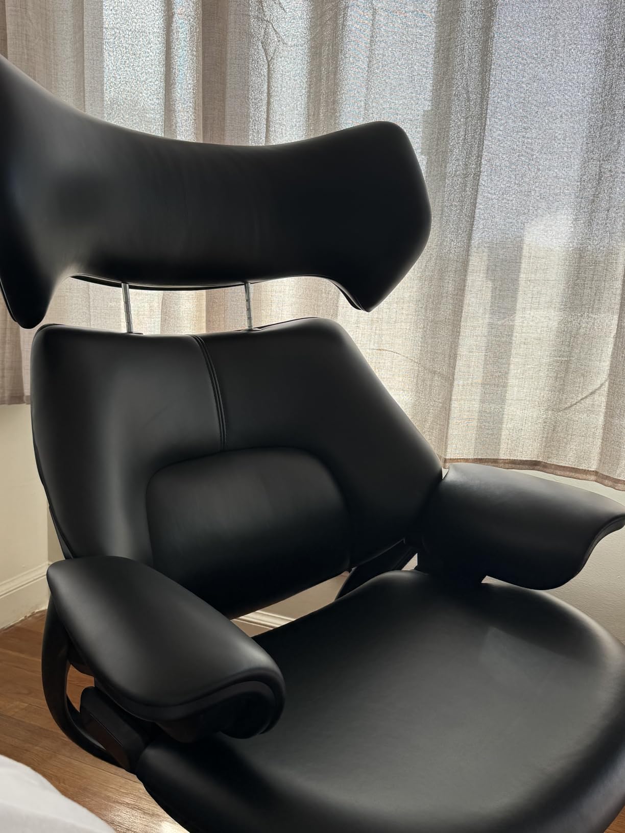 TOMU Genuine Leather Reclining Swivel Chair with Adjustable Headrest and Ottoman for Living Room, Executive Office, Bedroom,Study. Real Leather Luxury Recliner for Reading and Relax (Black) customer photo 1