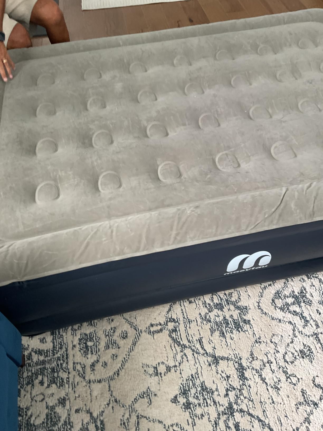 Maeytau King Size Air Mattress with Built-in Pump, 18