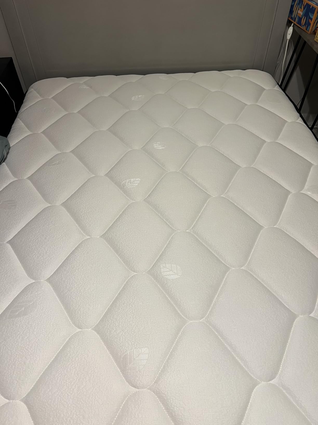 Twin Mattress 10 Inch, Bed in a Box Hybrid with Gel Memory Foam & Pocket Springs, Medium Firm, Pressure Relief, Motion Isolation, Edge Support, Fiberglass Free, CertiPUR, White customer photo 1