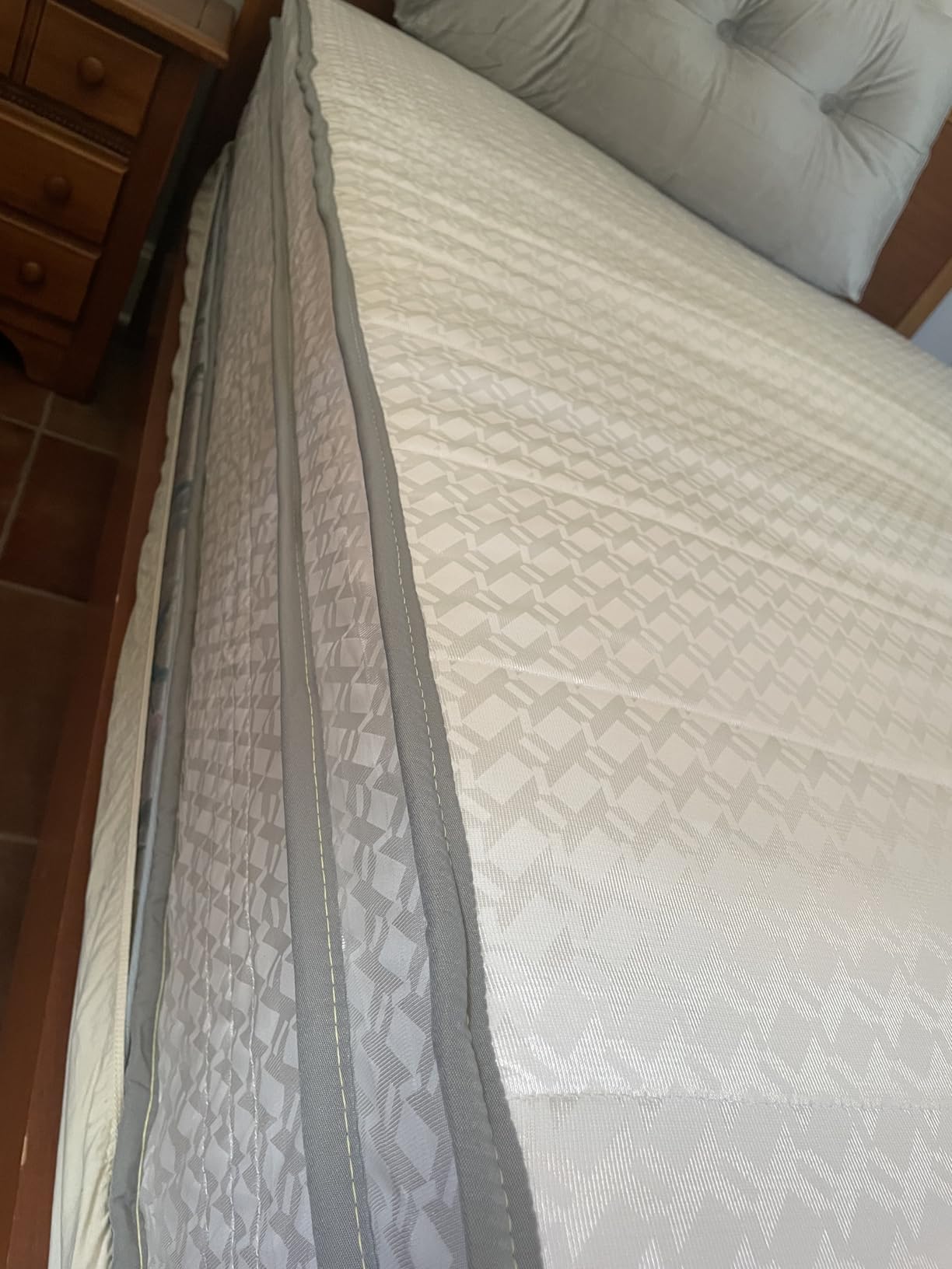 Novilla 12 Inch Queen Size Mattress, Hypoallergenic & Back Pain Relief, Hybrid Queen Mattresses in a Box with Smarts Coils, Fiberglass Free CertiPUR-US Certified Colchones No Box Spring Needed customer photo 1