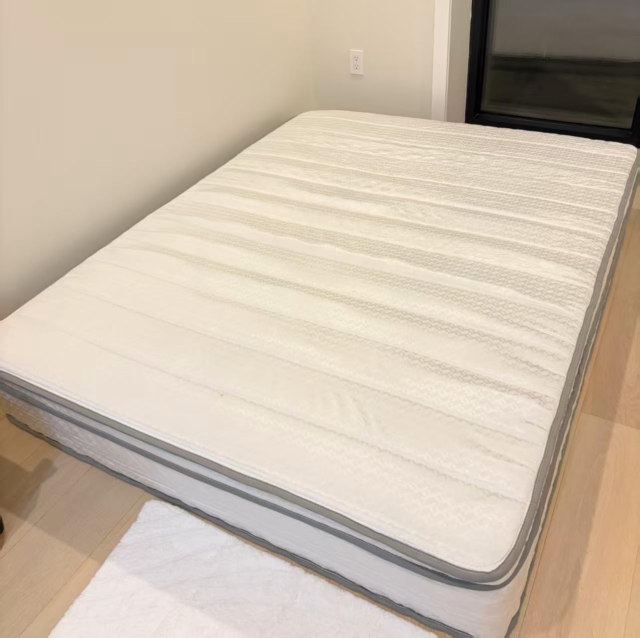 Novilla 14 Inch Queen Size Mattress, Hypoallergenic & Back Pain Relief, Hybrid Queen Mattresses in a Box with Smarts Coils, Fiberglass Free CertiPUR-US Certified Colchones No Box Spring Needed customer photo 2