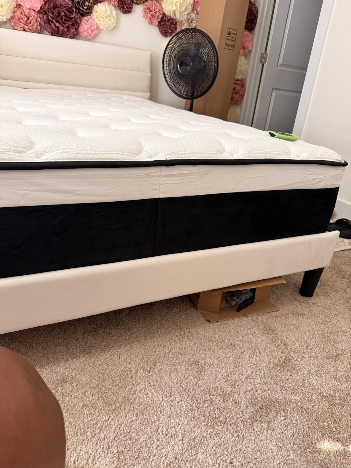 Fluest Twin Bed Frame, Platform Bed Frame with Velvet Upholstered Headboard, No Box Spring Needed, Sturdy Metal Support, Noise Free, Easy Assembly, Modern Bedroom Furniture, Beige customer photo 2