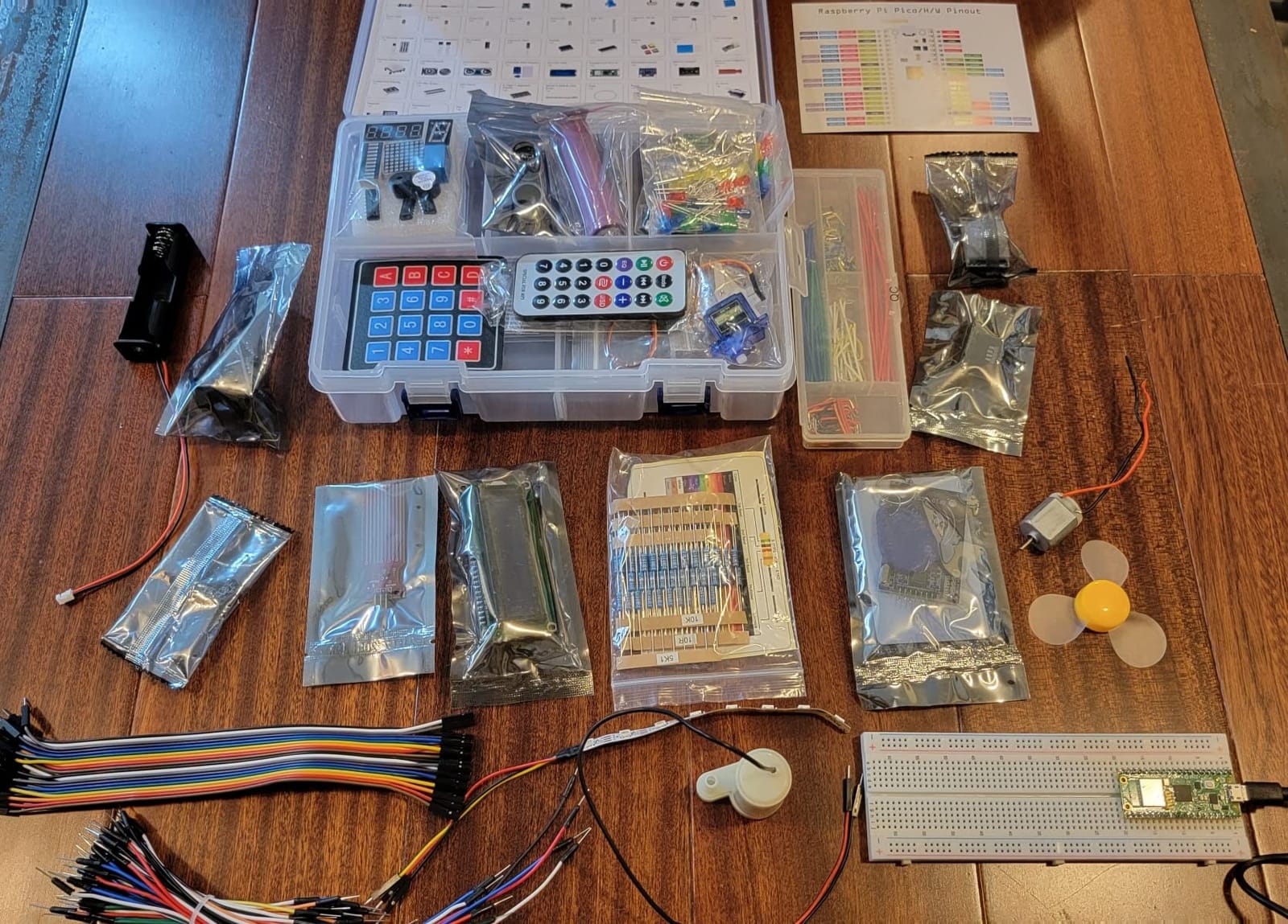SunFounder Raspberry Pi Pico W Ultimate Starter Kit with Online Tutorials, RoHS Compliant, 450+ Items, 117 Projects, MicroPython, C/C++ (Compatible with Arduino IDE) customer photo 1