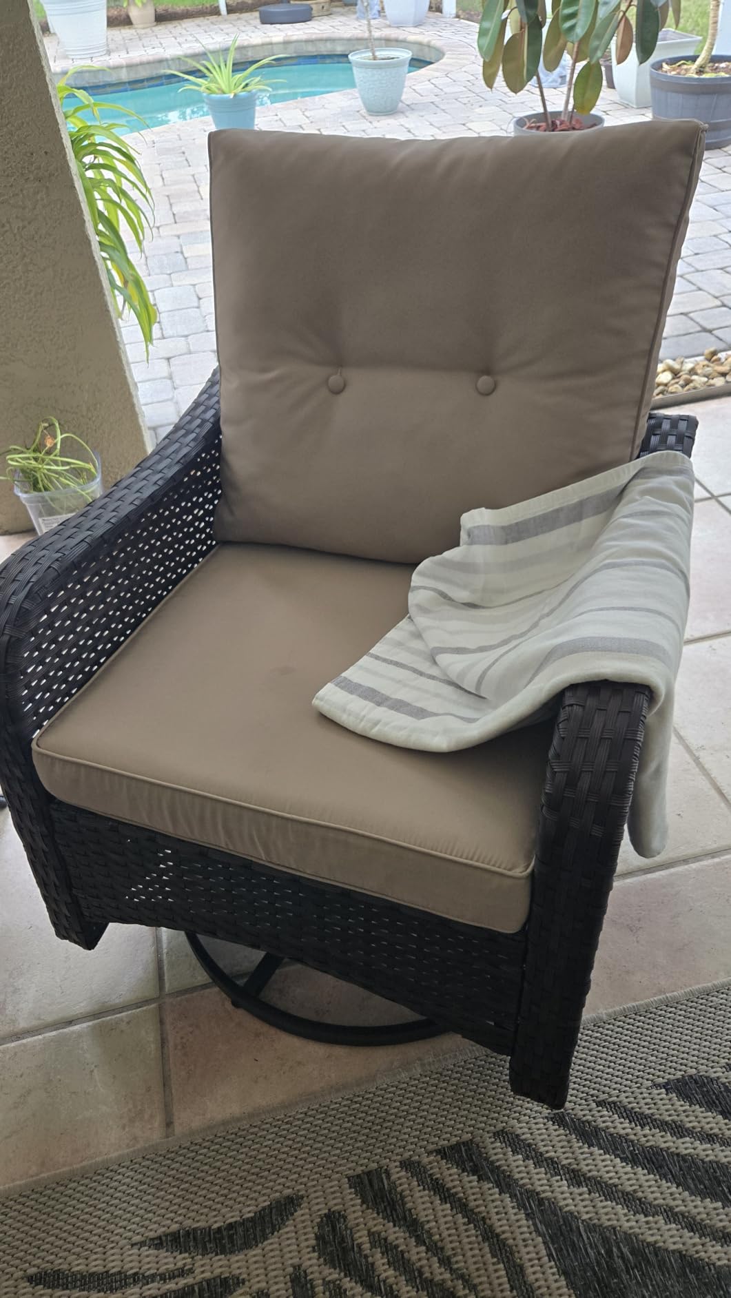 ALAULM 7-Piece Outdoor Swivel Rocking Chair Set with 40,000 BTU Round Fire Pit Table, Patio Furniture Set, Wicker Patio Chairs with Side Table for Poolside, Deck, Backyard, and Garden—Grey customer photo 2
